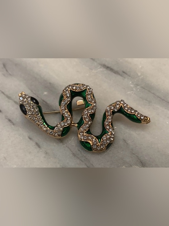 Jewelry - Green and Gold sparkly Snake Brooch